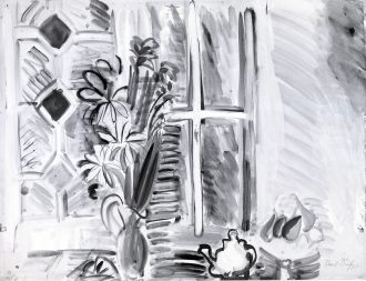 Bouquet de fleurs devant la fenêtre