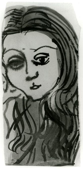 Portrait de femme aux longs cheveux