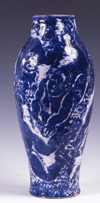 Vase à décor de baigneuses blanches sur fond bleu cobalt