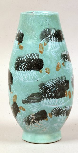 Vase aux poissons noirs sur fond vert clair