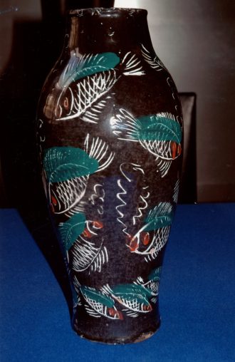 Vase à décor de poissons verts sur fond noir