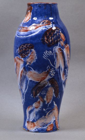 Vase aux baigneuses sur fond bleu