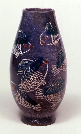 Vase aux poissons sur fond gris bleu