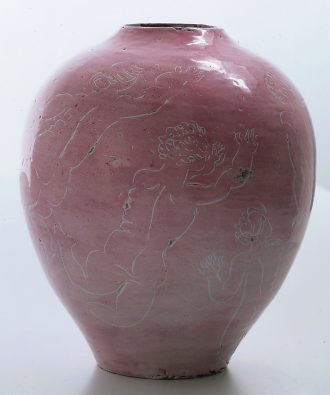 Vase boule rose aux baigneuses