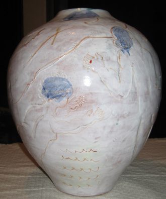 Vase blanc, baigneuses roses