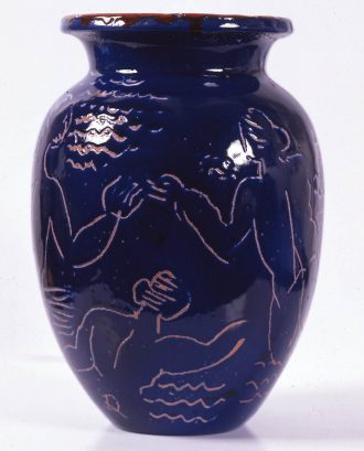 Vase à décor de baigneuse sur fond bleu